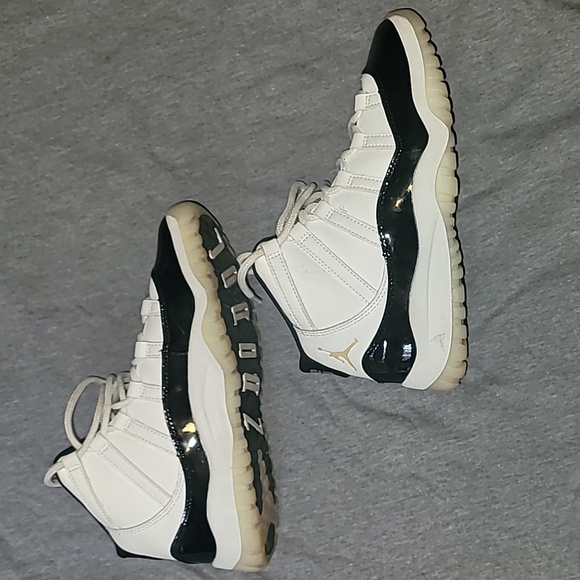 Nike Air Jordan 11s - Picture 5 of 9